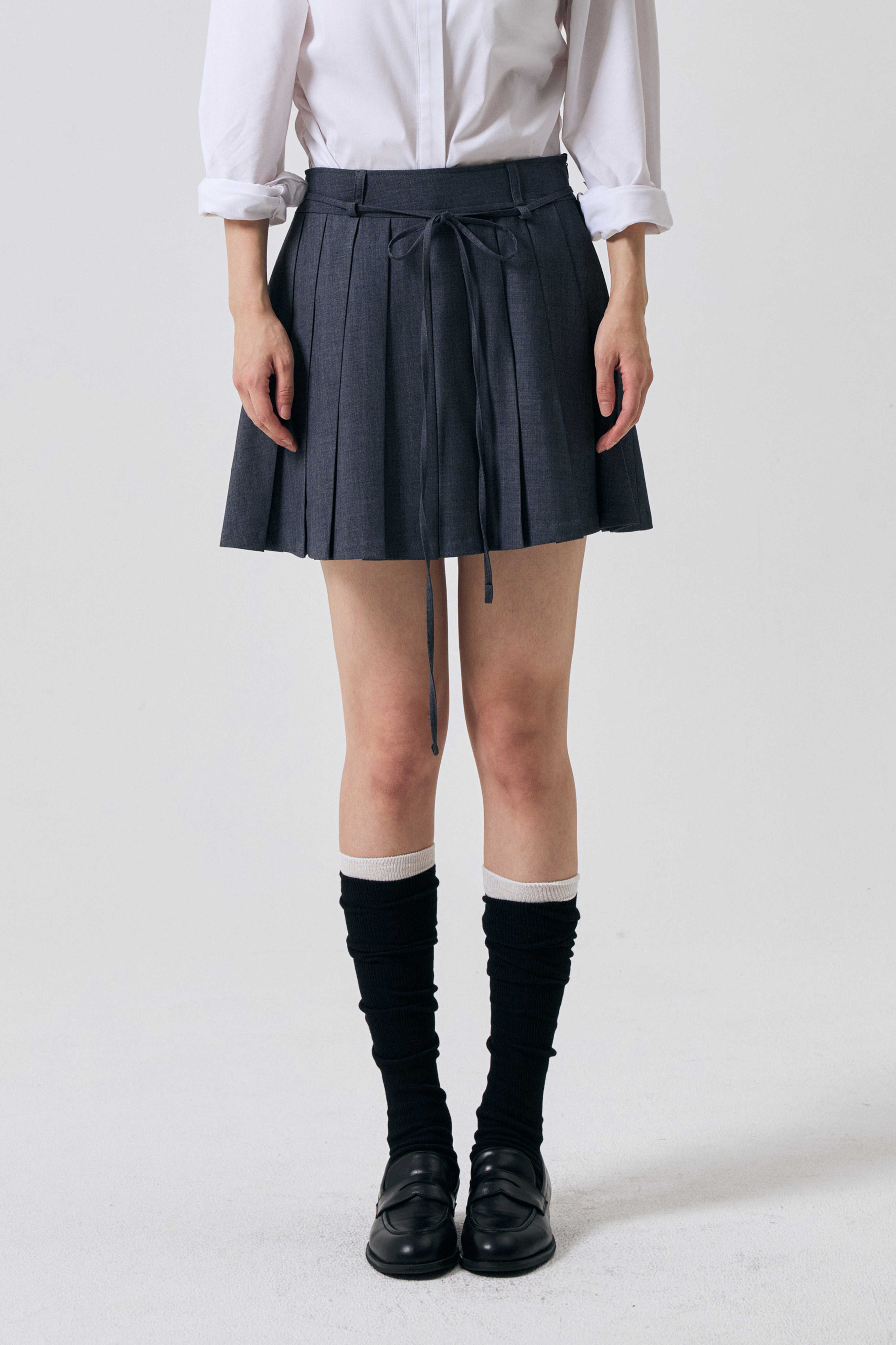 arikim-ss-26-swan-pleats-skirt-pants-charcoal-s