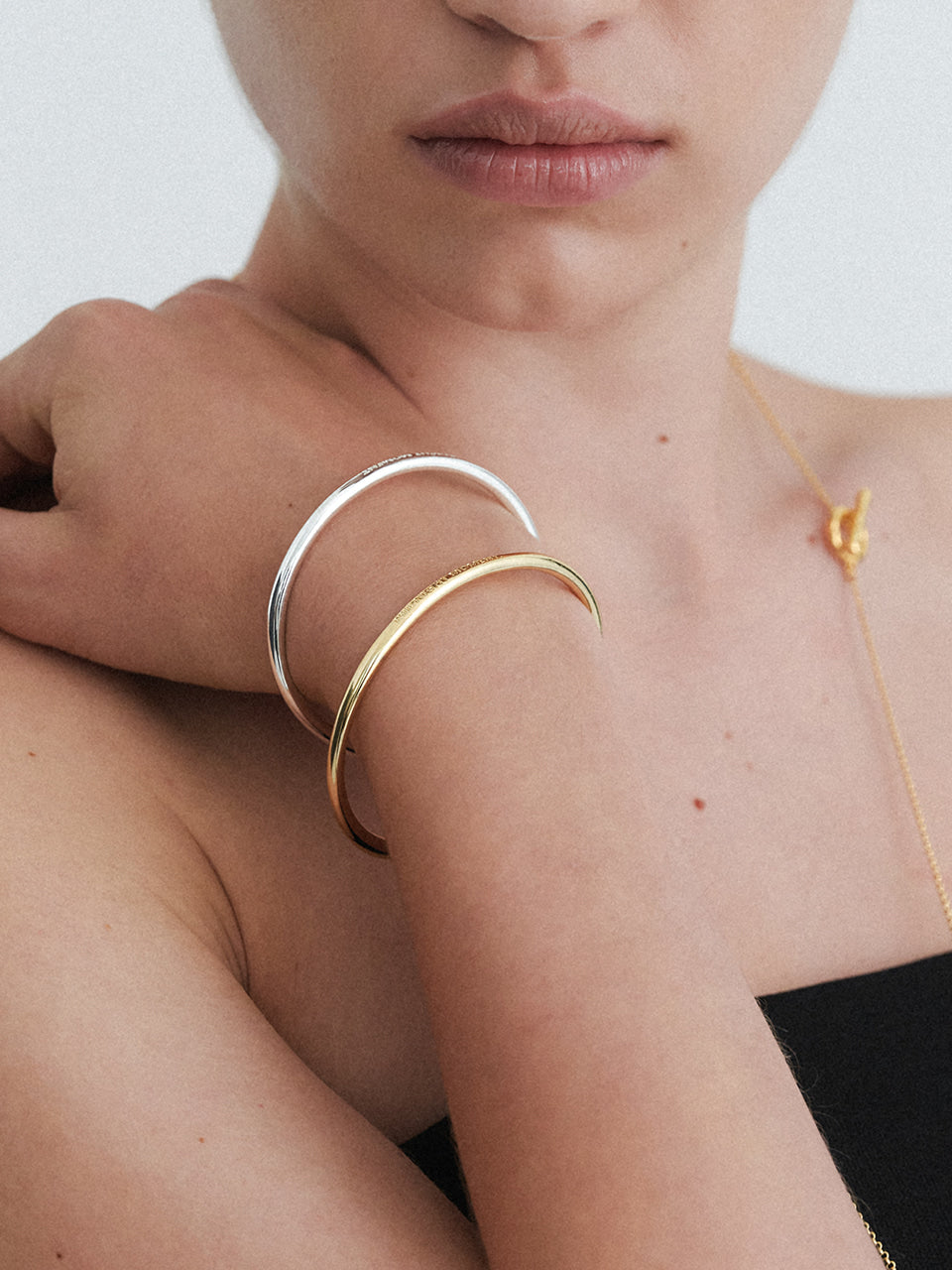 midnight-moment-fw-25-volume-drop-bangle-gold-s