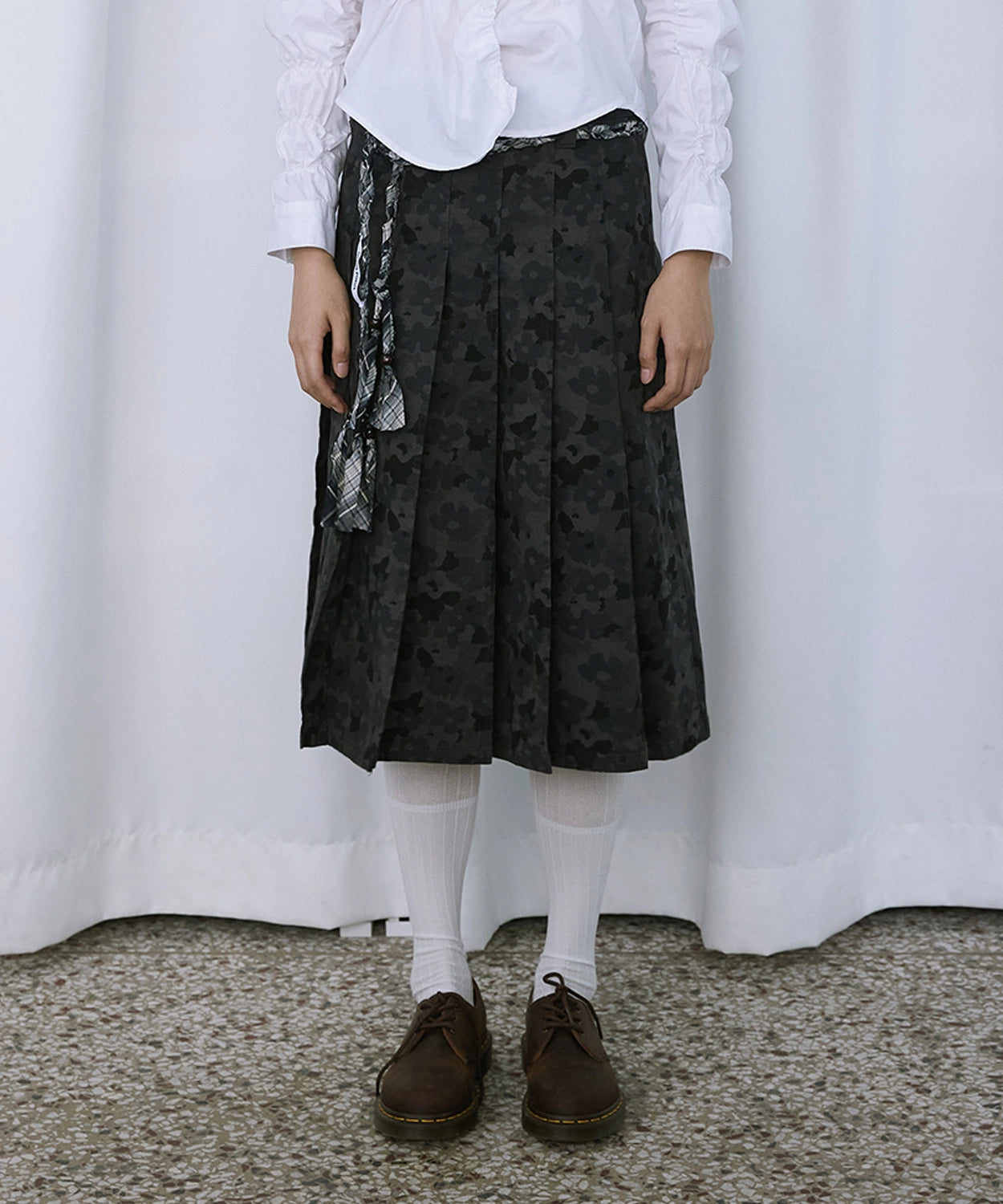 hokuspokus-fw-25-camo-flower-pleats-midi-skirt-chacoal-chacoal-s