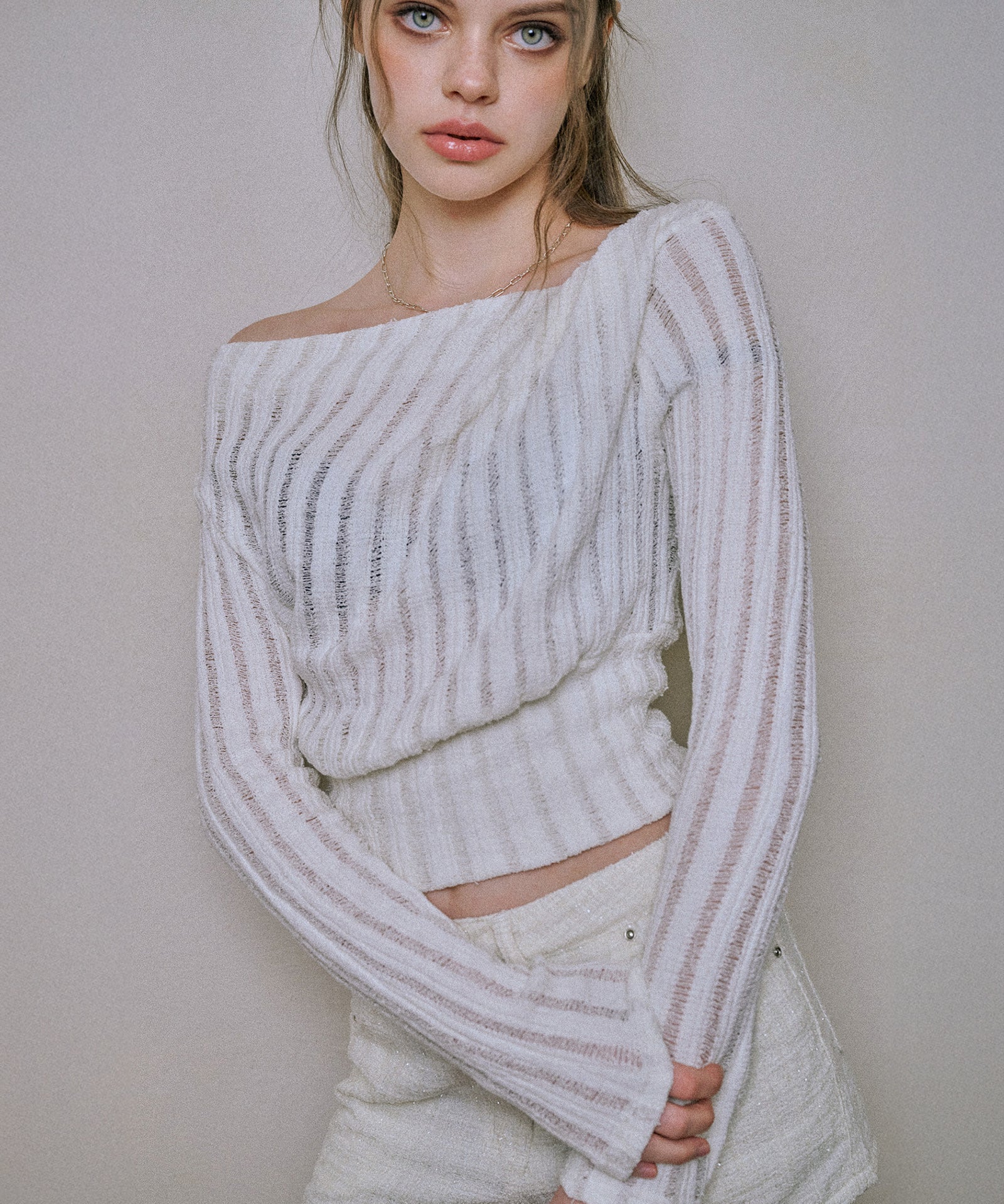 dear-me-ss-25-shirring-offshoulder-knit-top-(white)
