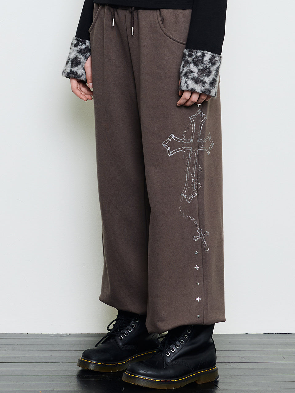 luv-is-true-fw-25-ev-glitter-printed-training-pants-brown-brown-s