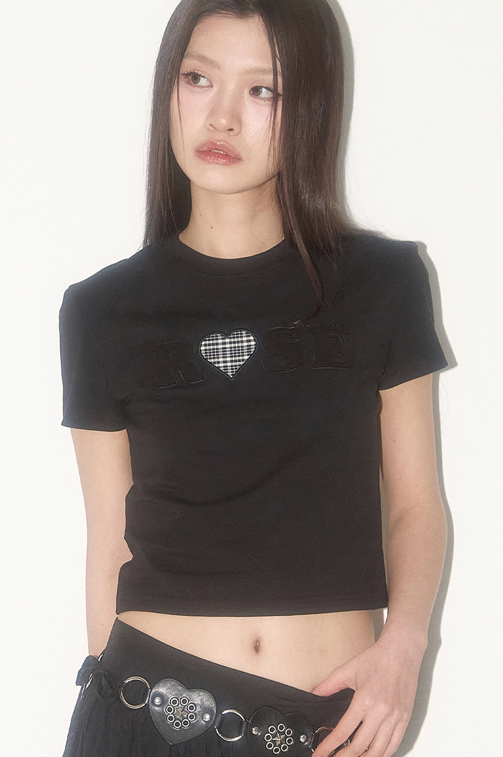 illigo-ss-25-rose-check-heart-fitted-tshirt-black