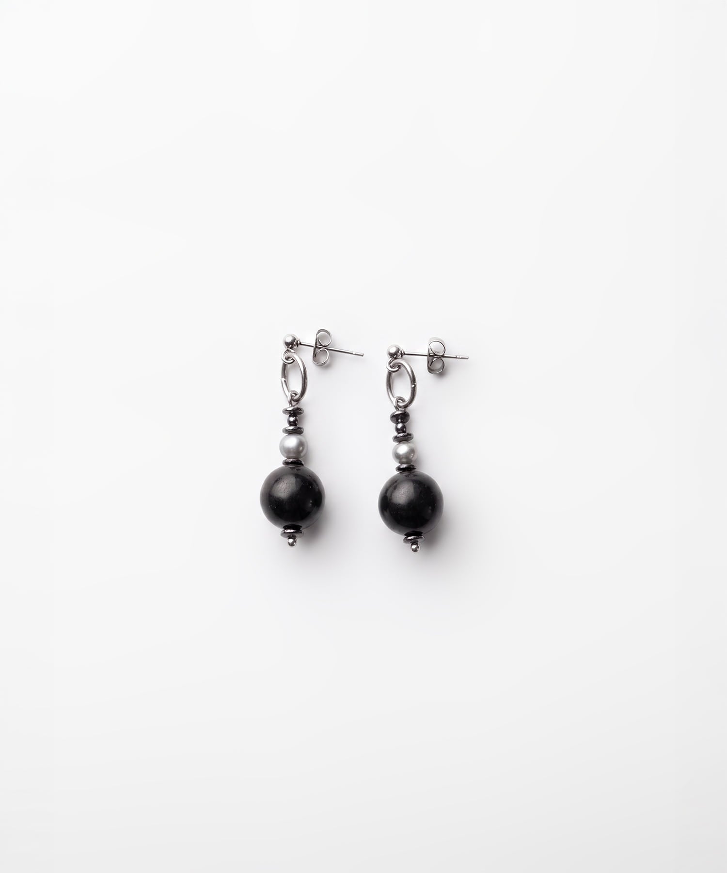 eessay-fw-26-mono-beaded-earrings-silver-s