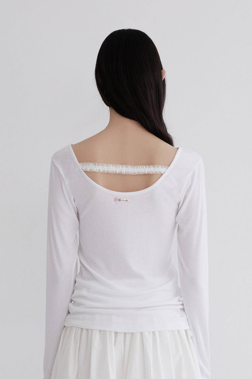 innermuseum-ss-24-lace-strap-round-tshirt-ivory