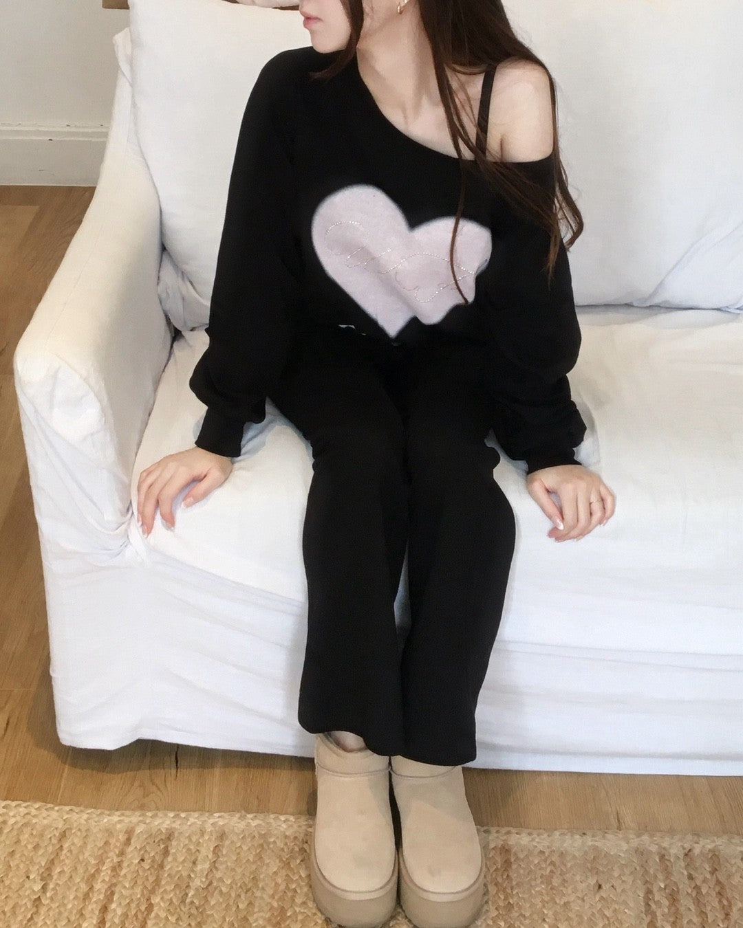 whisfairy-fw-25-hug-letter-off-shoulder-sweatshirt-black-black-s