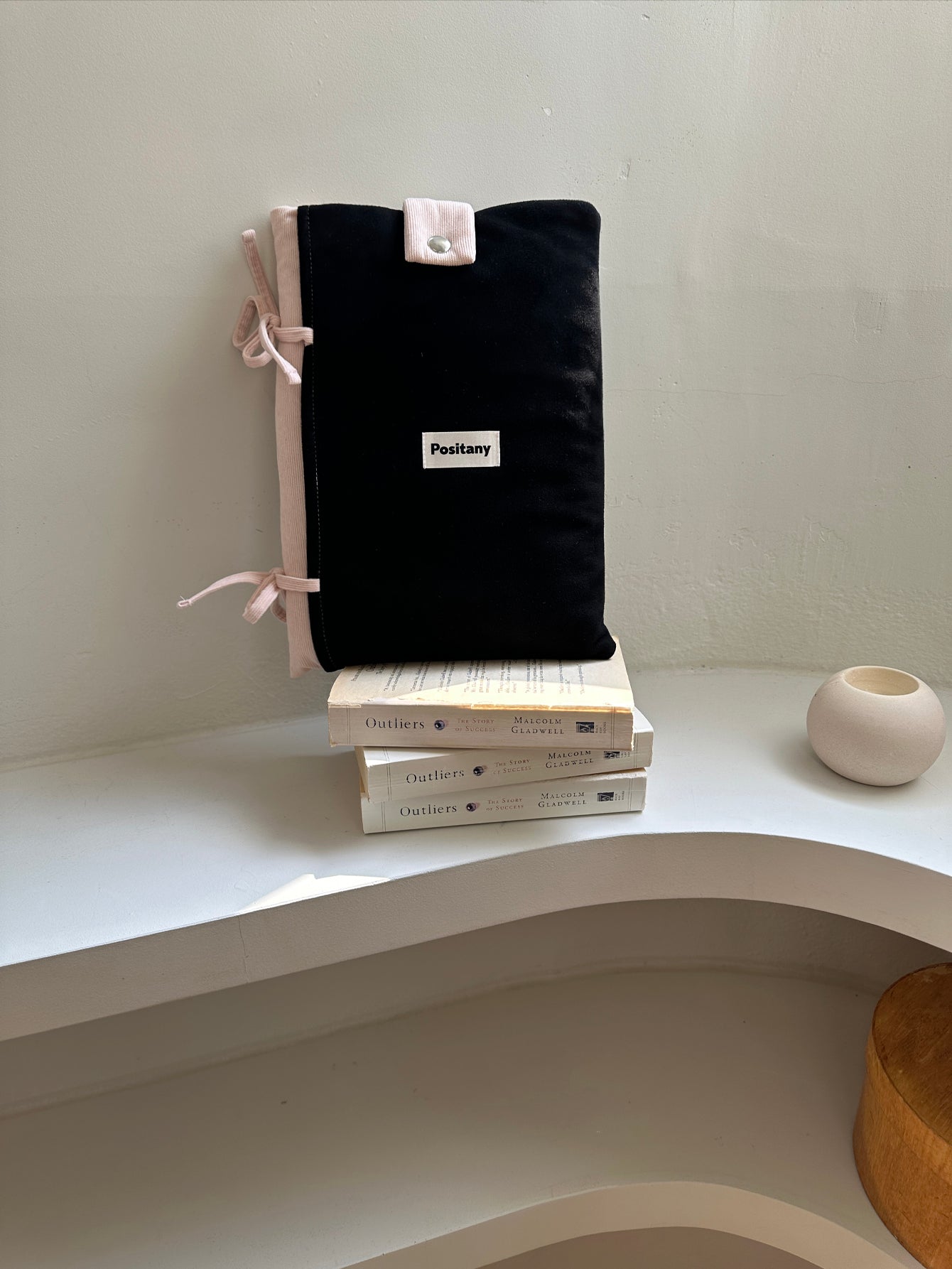 positany-seasonless-snug-ribbon-pouch-(black-pink)