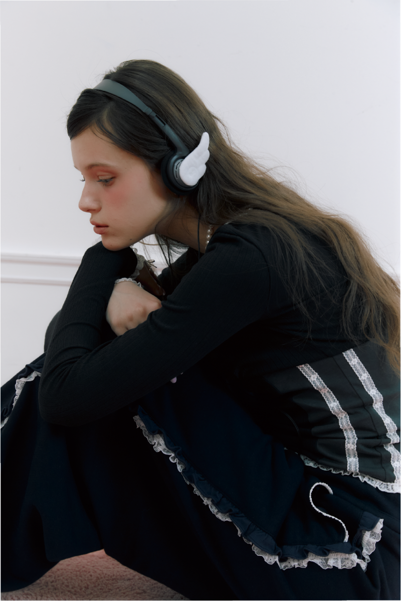 minnne-ss-25-sally-vneck-top(black)