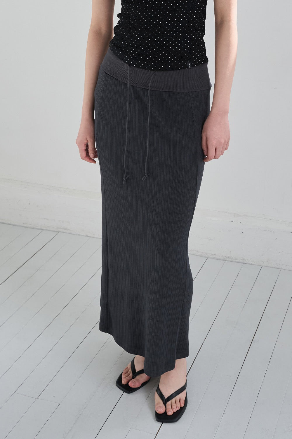 dearstalker-ss-26-d-basic-ribbed-fold-long-skirt-charcoal-charcoal-s