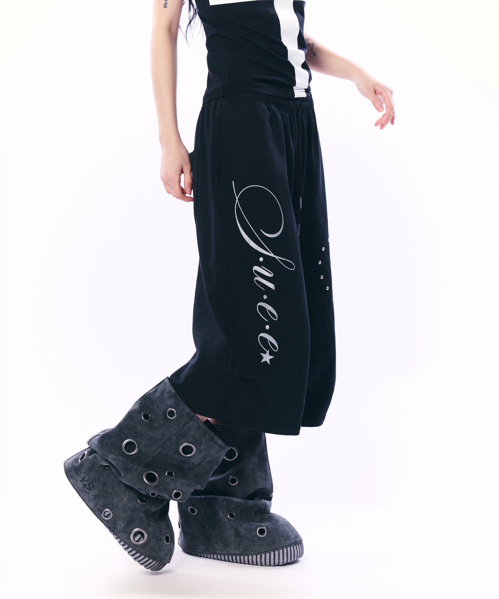 setup-exe-ss-26-heart-stud-logo-bermuda-pants-black-black-s