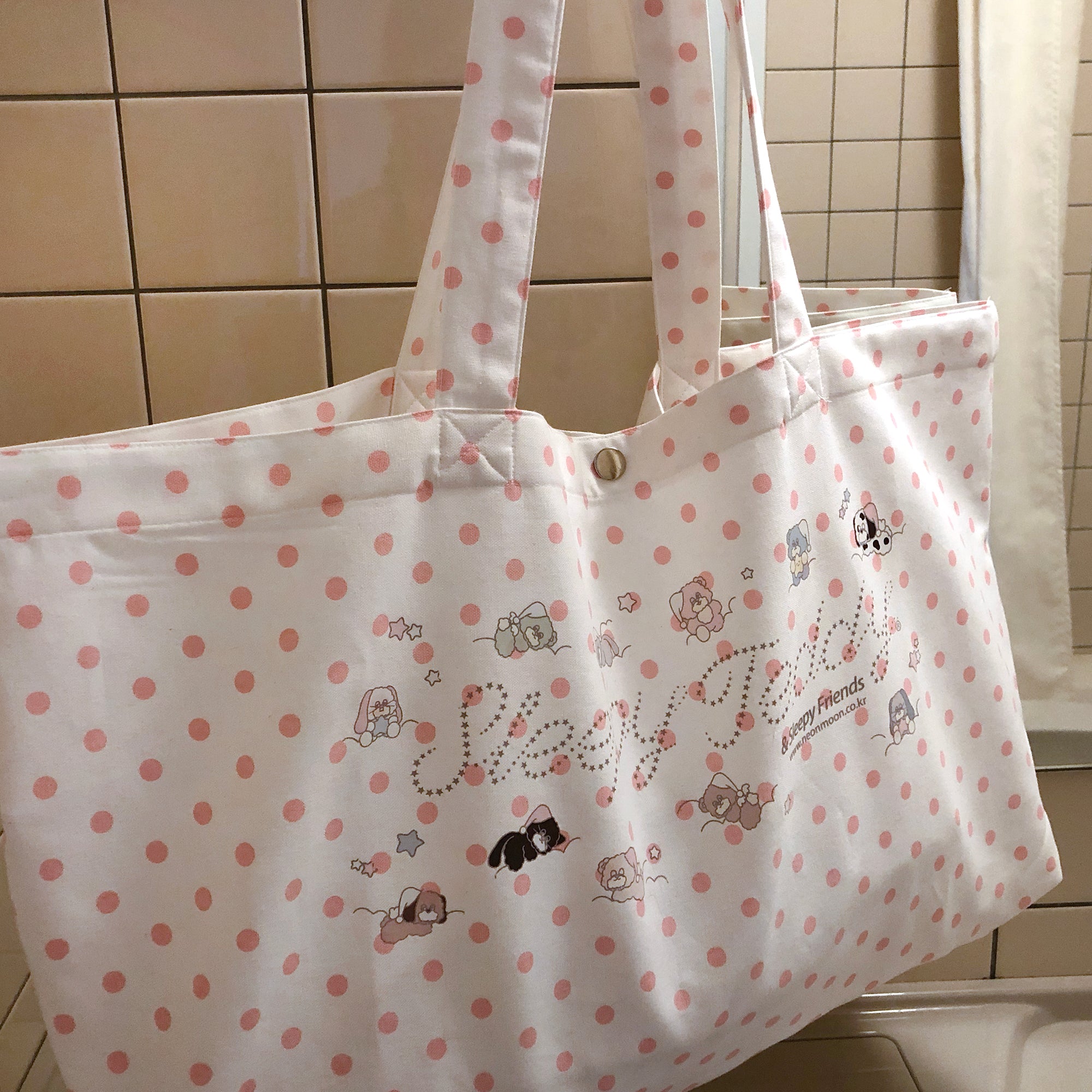 neonmoon-ss-26-sleepy-friends-big-tote-bag-pink-dot-pink-s