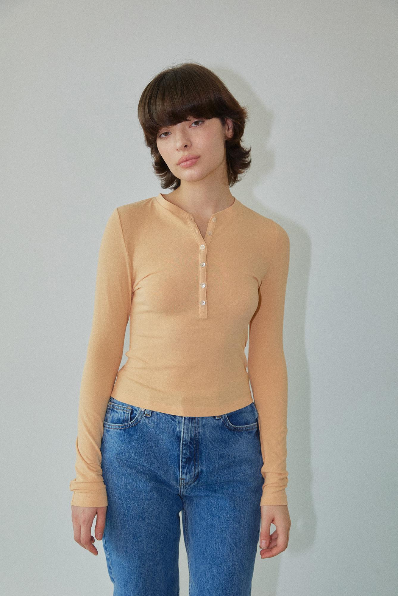 wovement-ss-26-basic-henly-neck-top-apricot-wbdftp004or-or-s