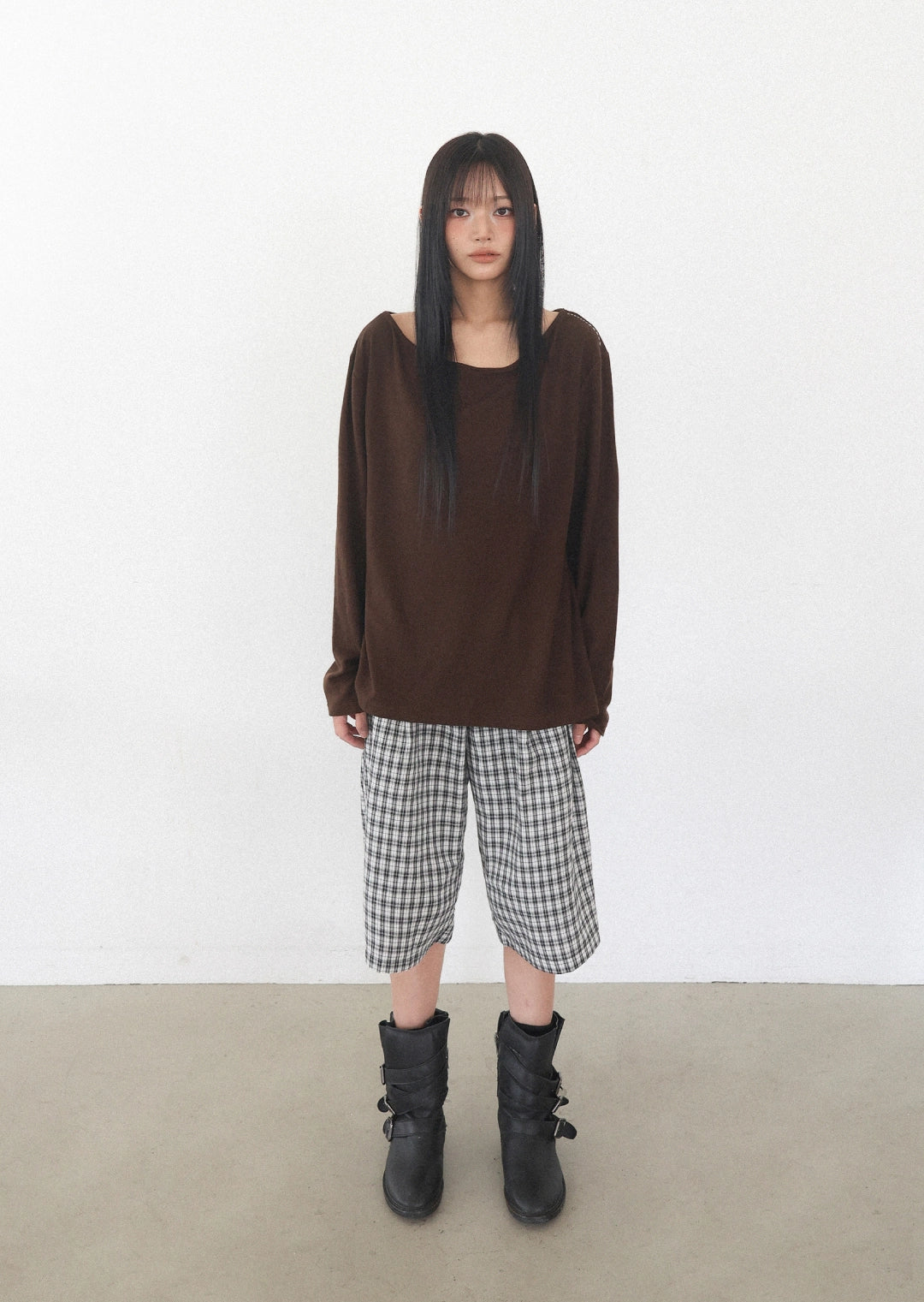 vaca-fw-25-black-check-pintuck-burmuda-pants-black-s