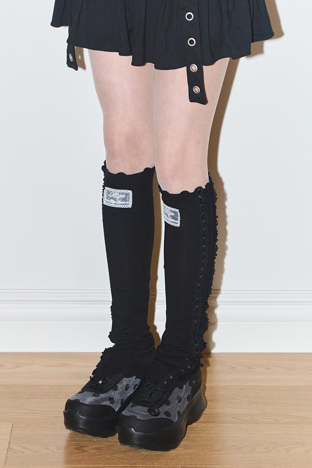 illigo-ss-26-frill-slit-leg-warmers-black-black-s