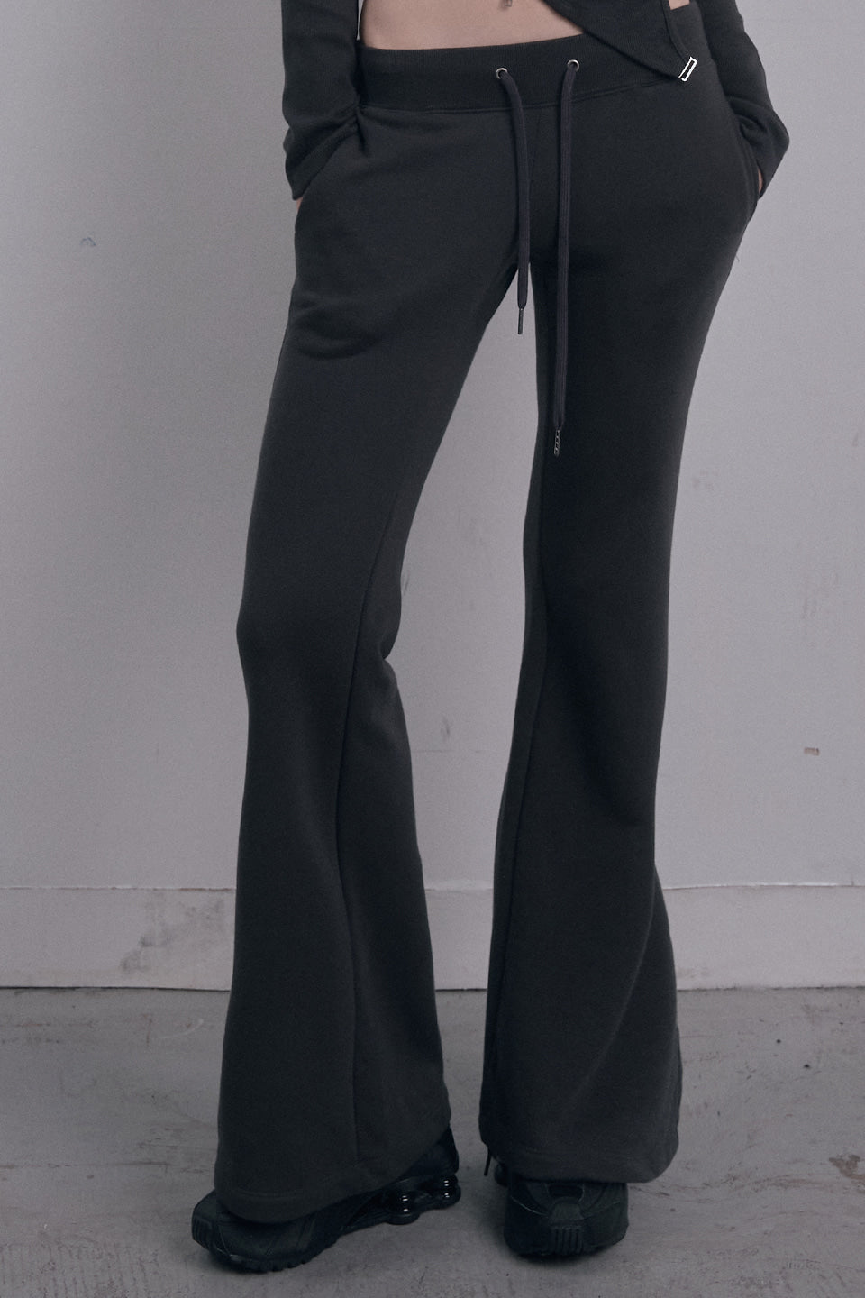 damio-fw-26-contour-low-rise-flare-pants-charcoal-charcoal-s