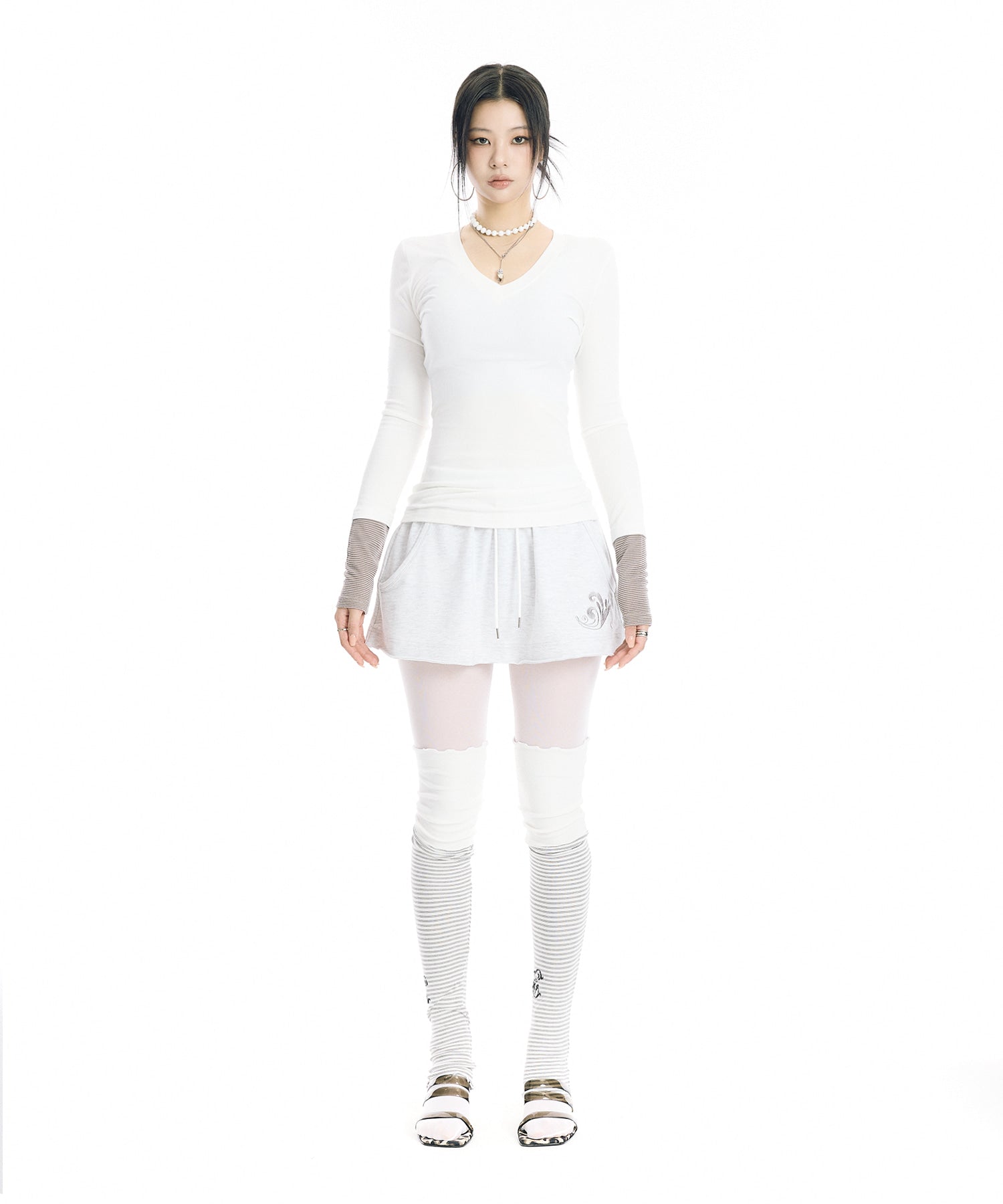 eessay-fw-25-v-neck-stripe-and-button-t-shirt-white-white-s