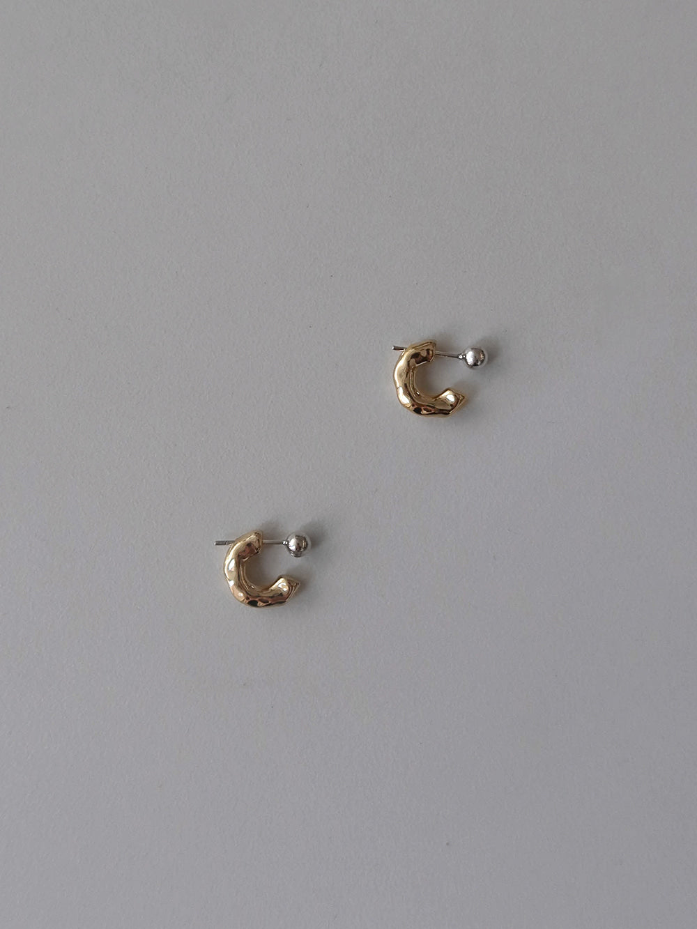 midnight-moment-ss-26-bumpy-curve-mini-earring-combi-black-s