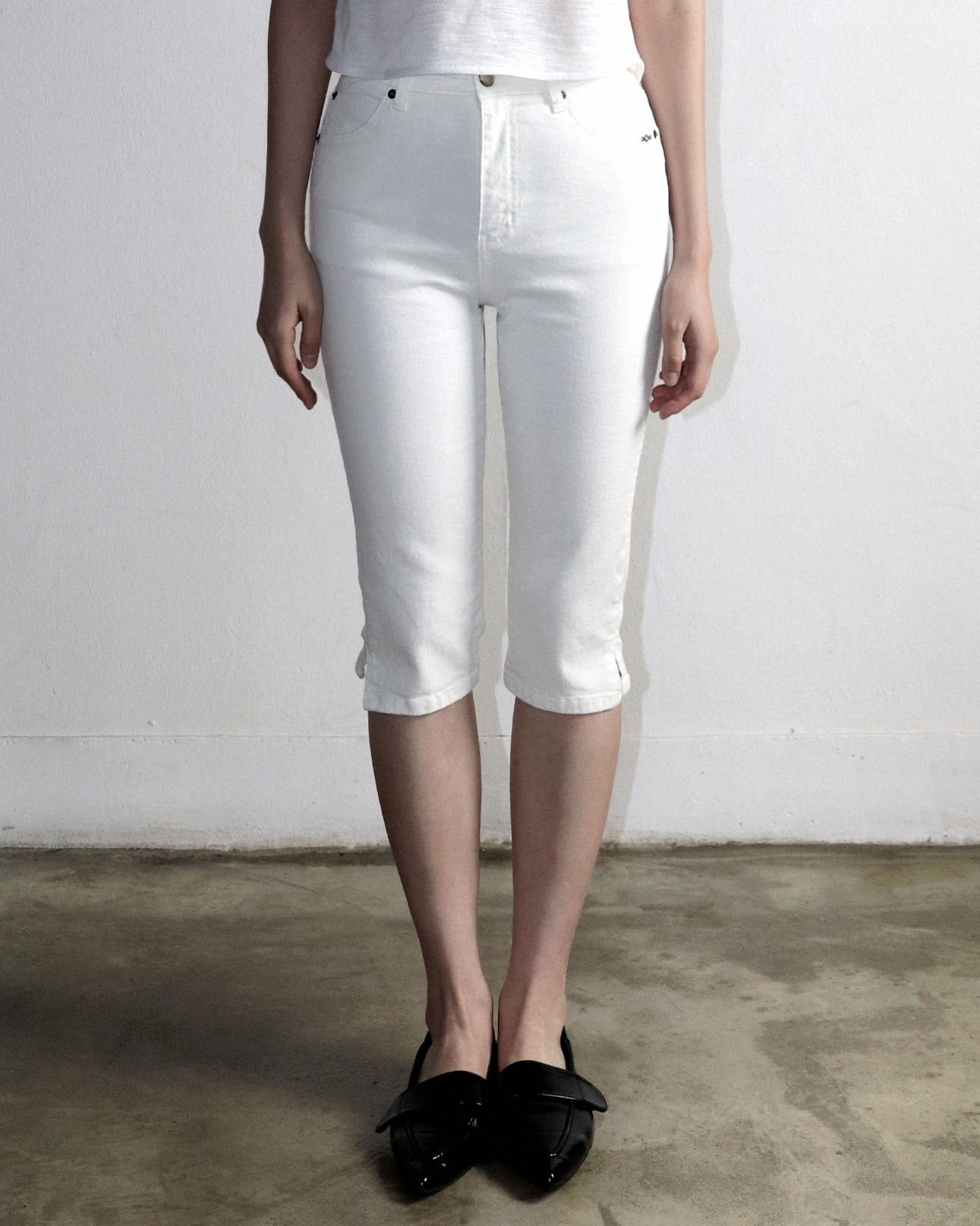 magoren-seoul-ss-26-metal-triclipse-capri-pants-white-white-s