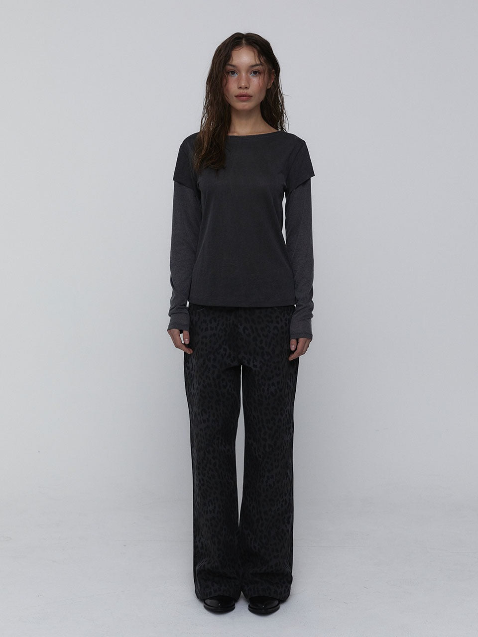 visus-ss-25-(of-my-on-x-visus)-cotton-leopard-pants_charcoal