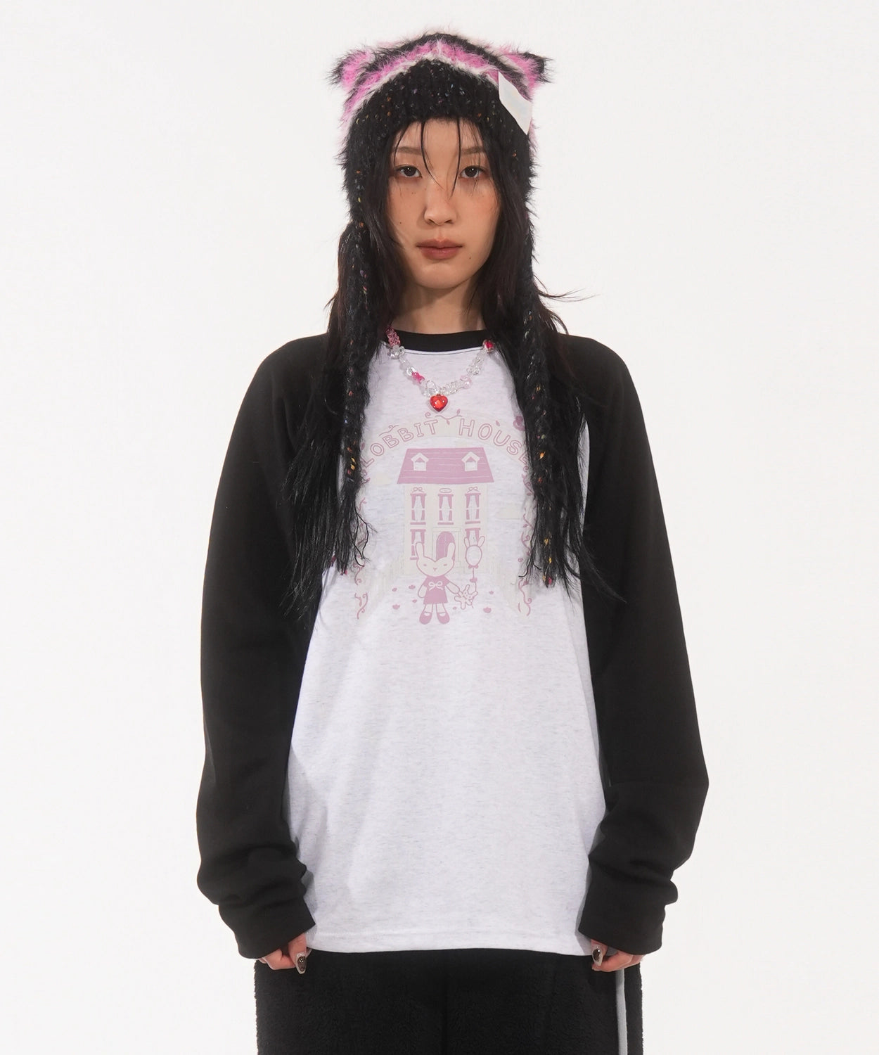 fanyoung-fw-25-lobbit-house-raglan-t-white-black-white-black-s