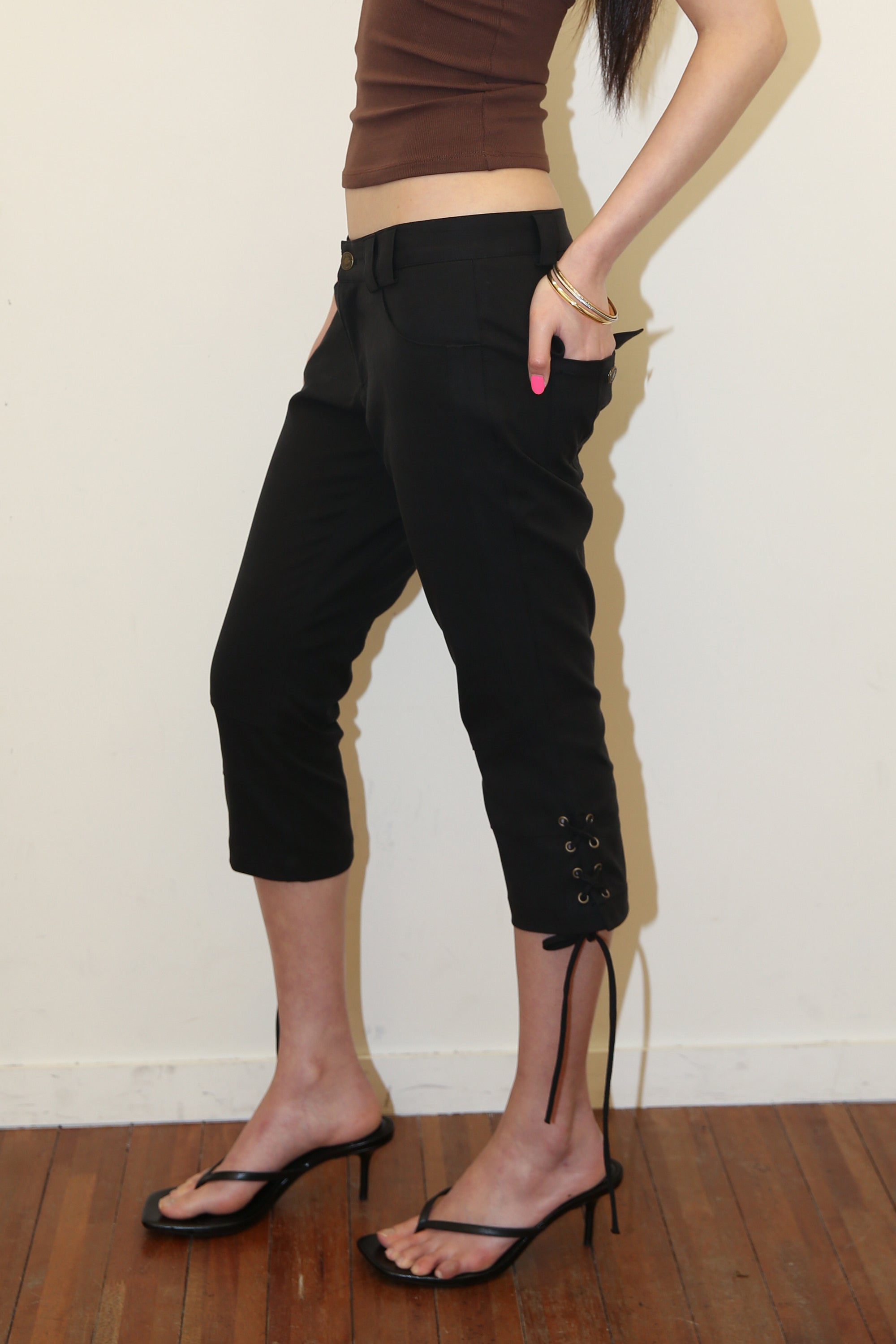venecy-ss-26-laceup-capri-pants-black-s