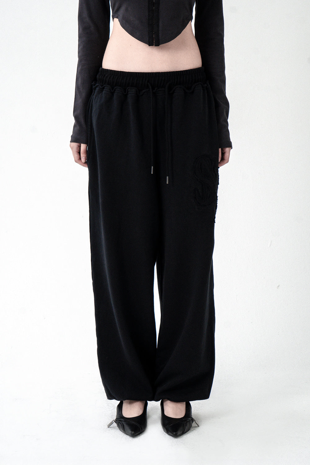 synerjyn-fw-25-patch-cut-off-sweatpants-black-black-s