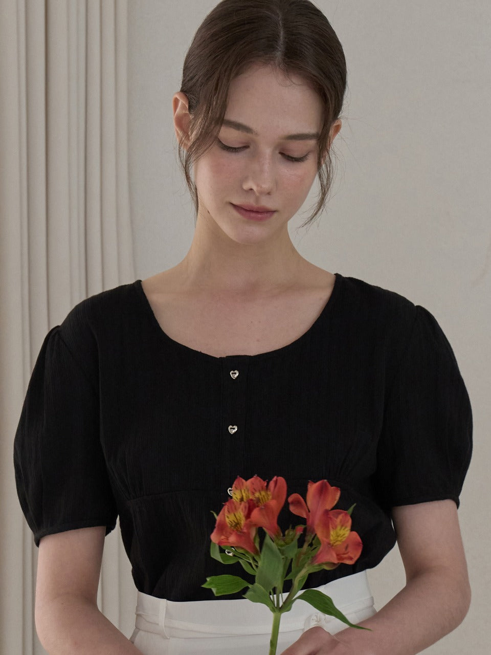 joorti-ss-25-benny-shirring-line-blouse-black-j1770