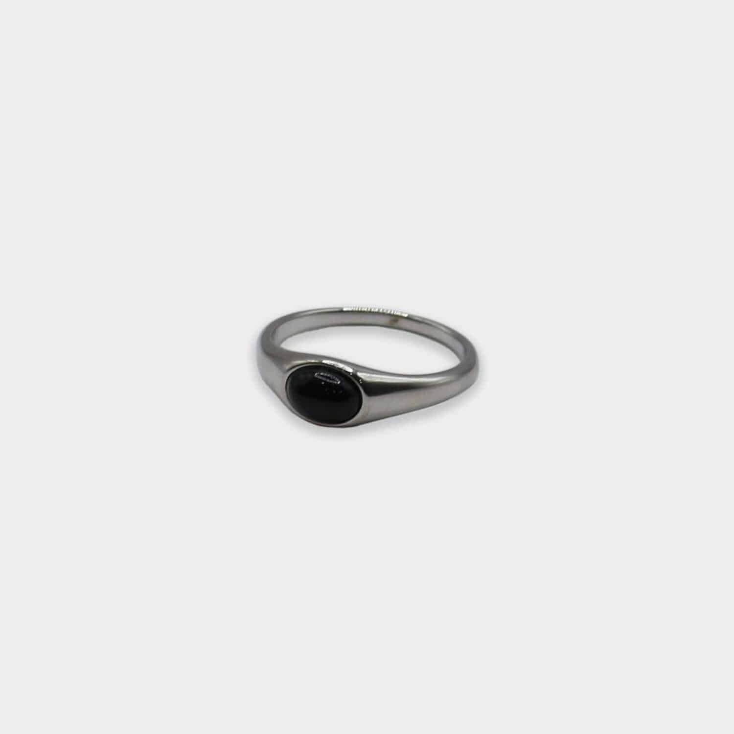 grumpy-stuff-fw-25-midnight-oval-stone-ring-black-s