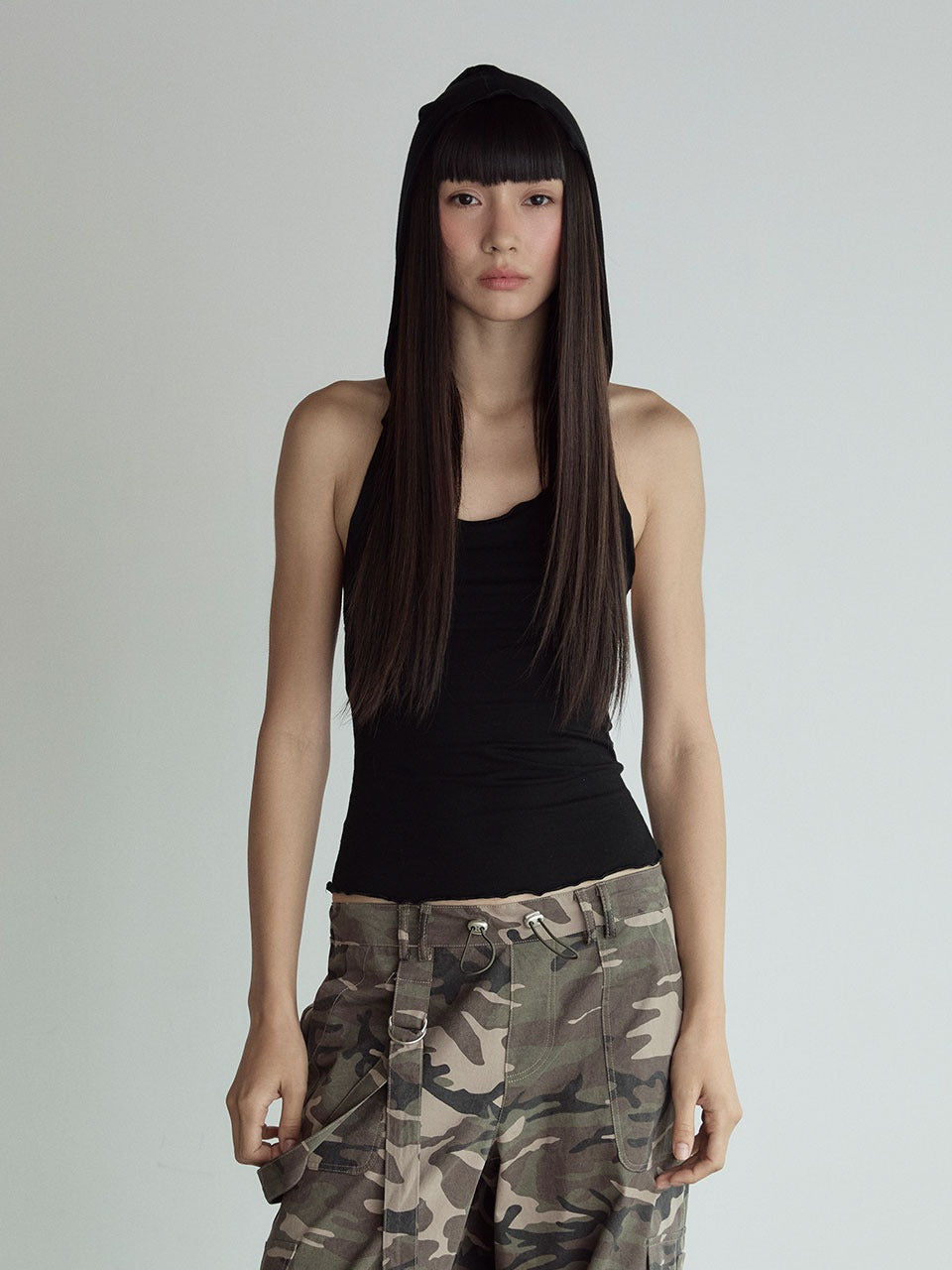 visus-ss-25-hood-sleeveless-top_black