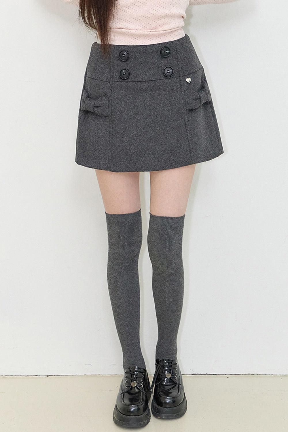 illigo-fw-26-bow-button-mini-skirt-charcoal-charcoal-s
