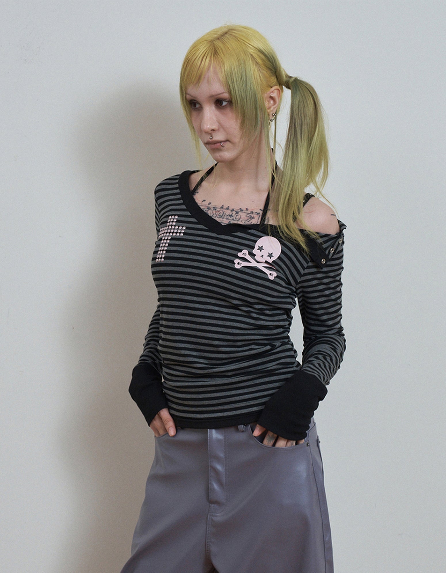 setup-exe-fw-26-skull-logo-stripe-v-neck-top-black-black-s