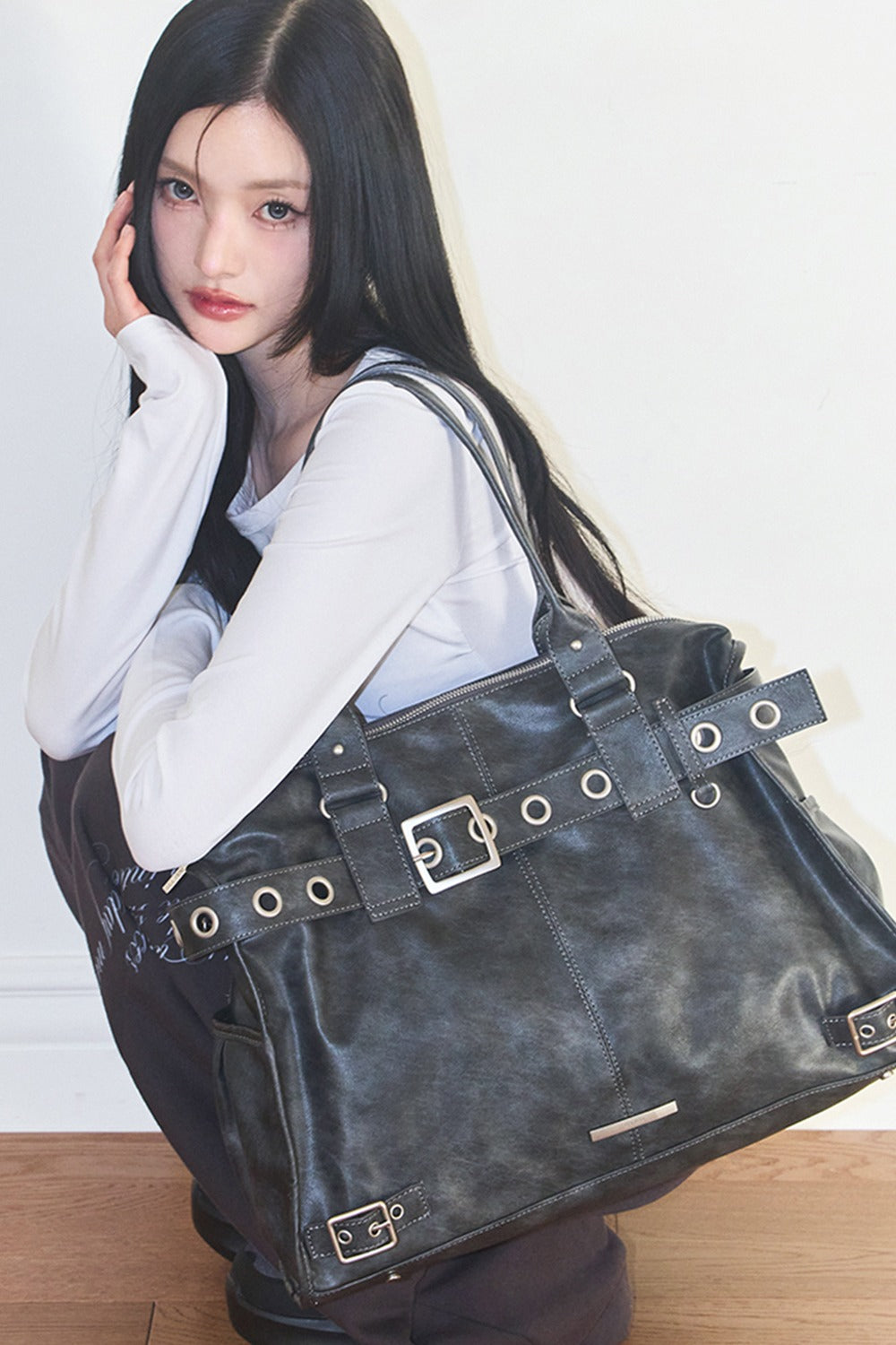 illigo-ss-26-belted-square-tote-bag-charcoal-charcoal-s