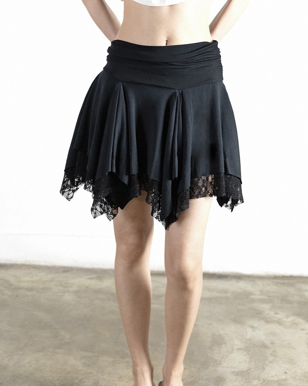 magoren-seoul-fw-26-shirring-lace-layered-skirt-black-black-s