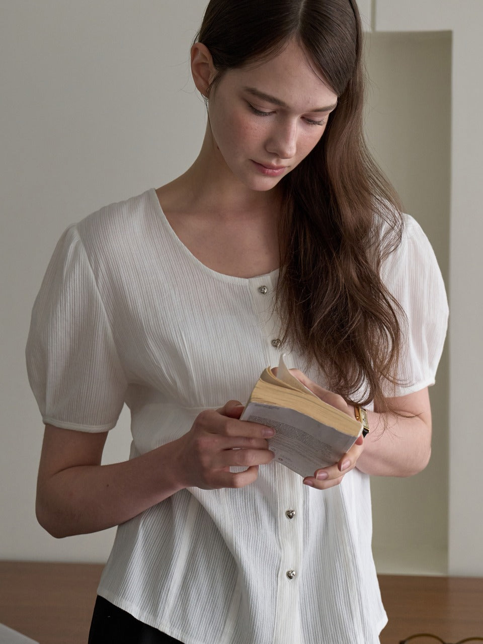 joorti-ss-25-benny-shirring-line-blouse-white-j1769