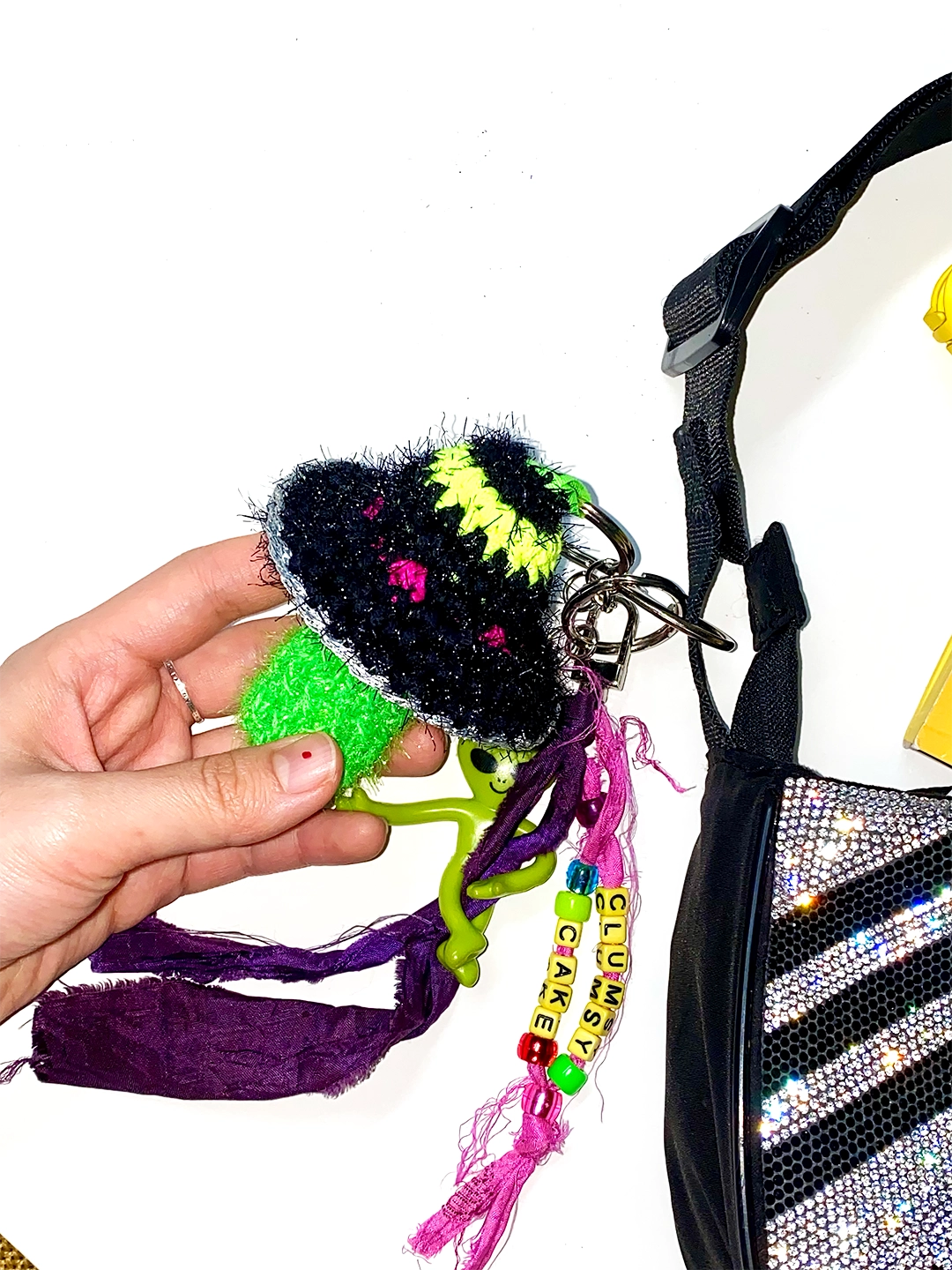 clumsycake-ss-26-mushroom-key-ring-ufo-black-ufp-black-s