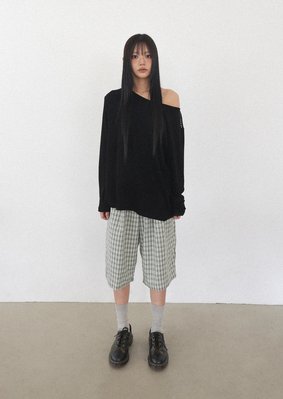 vaca-fw-25-khaki-check-pintuck-burmuda-pants-khaki-s