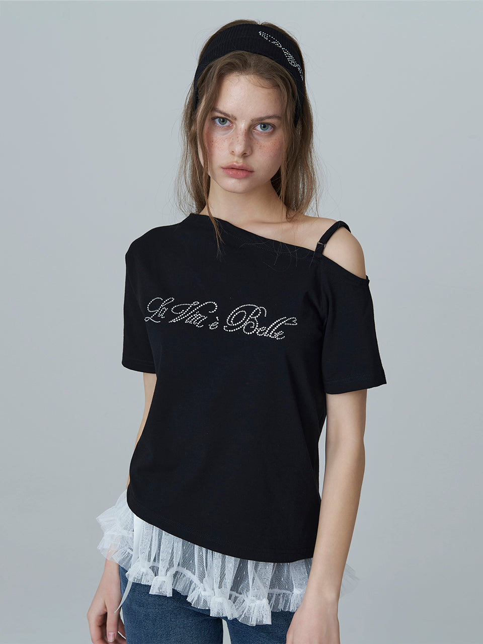 adorebelle-ss-25-offshoulder-lettering-cubic-tshirt-black