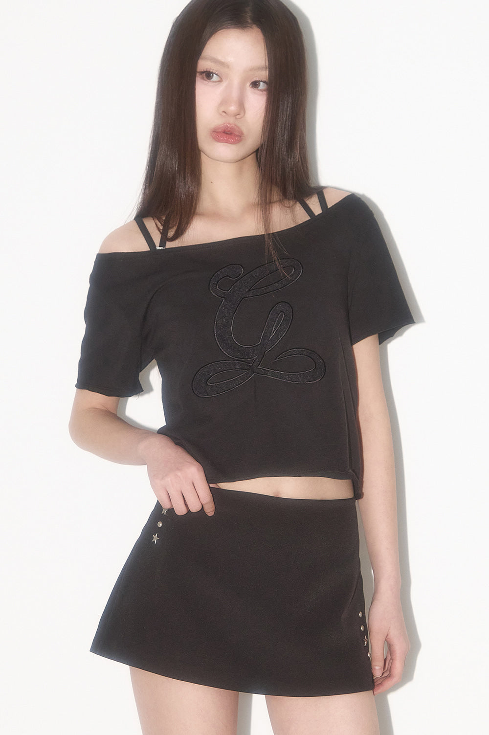 illigo-ss-25-punching-logo-offshoulder-top-black