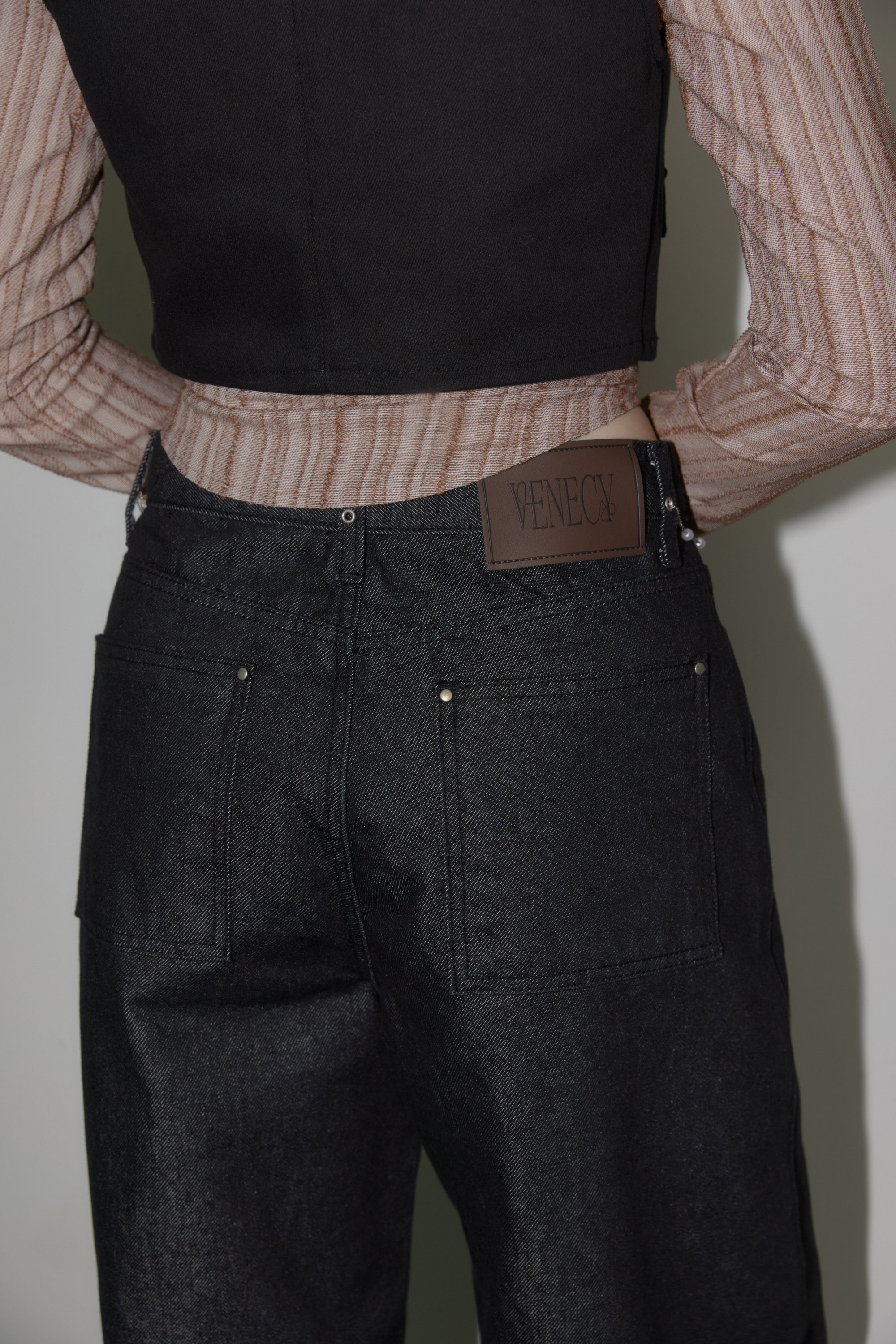 venecy-fw-24-pearl-chain-wide-denim-black