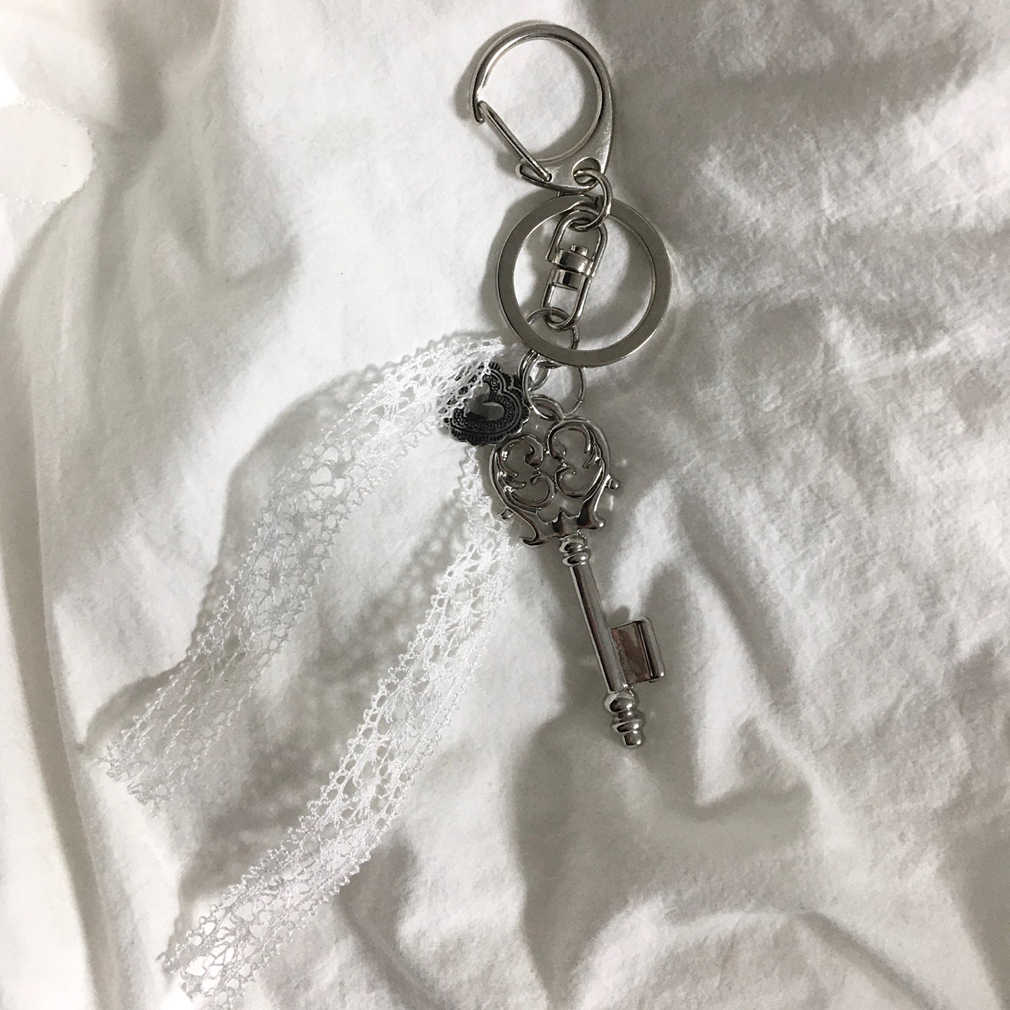 aubrey-fw-25-key-lace-ribbon-keyring-silver-o