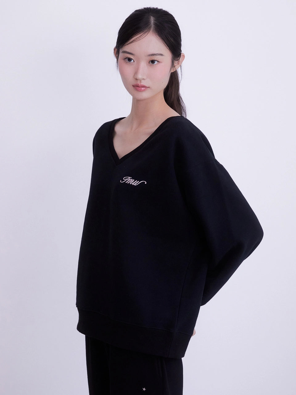 innermuseum-fw-24-lettering-deep-vneck-sweatshirt-black