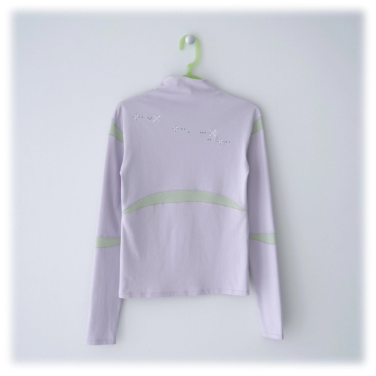 suh-suh-fw-24-flower-embroidery-mockneck-tshirt-lavender