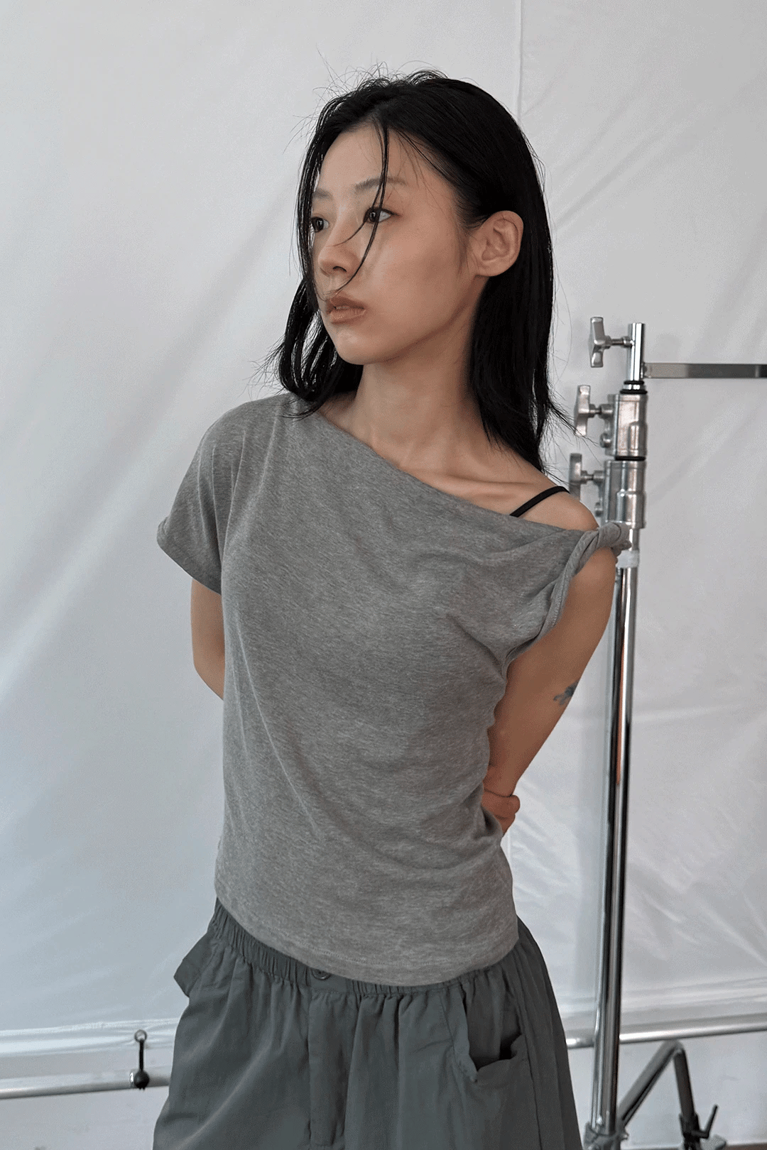 woohwa-ss-26-unbal-shoulder-top-black-black-s