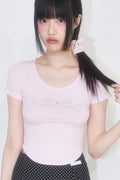 illigo-ss-25-nyanko-hotfix-fitted-tshirt-pink