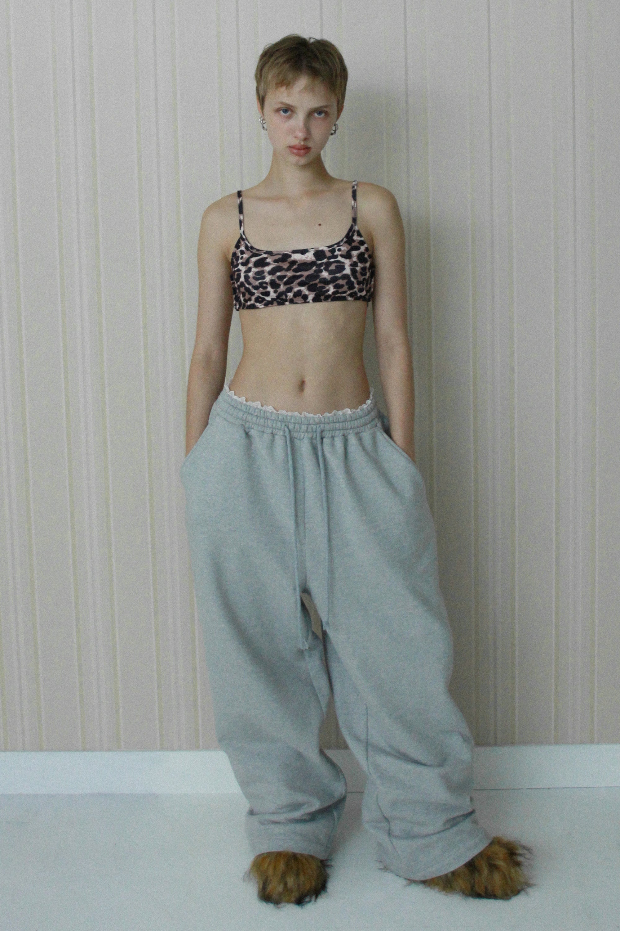 venecy-fw-25-lace-trimming-sweat-pants-gray-s