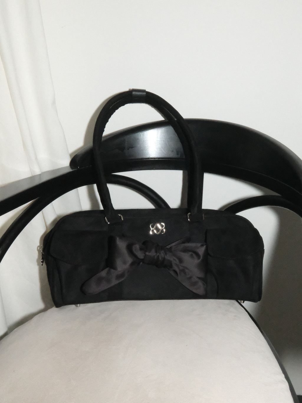 siweol107-fw-25-bow-pottie-bag-suede-black-suede-black-s