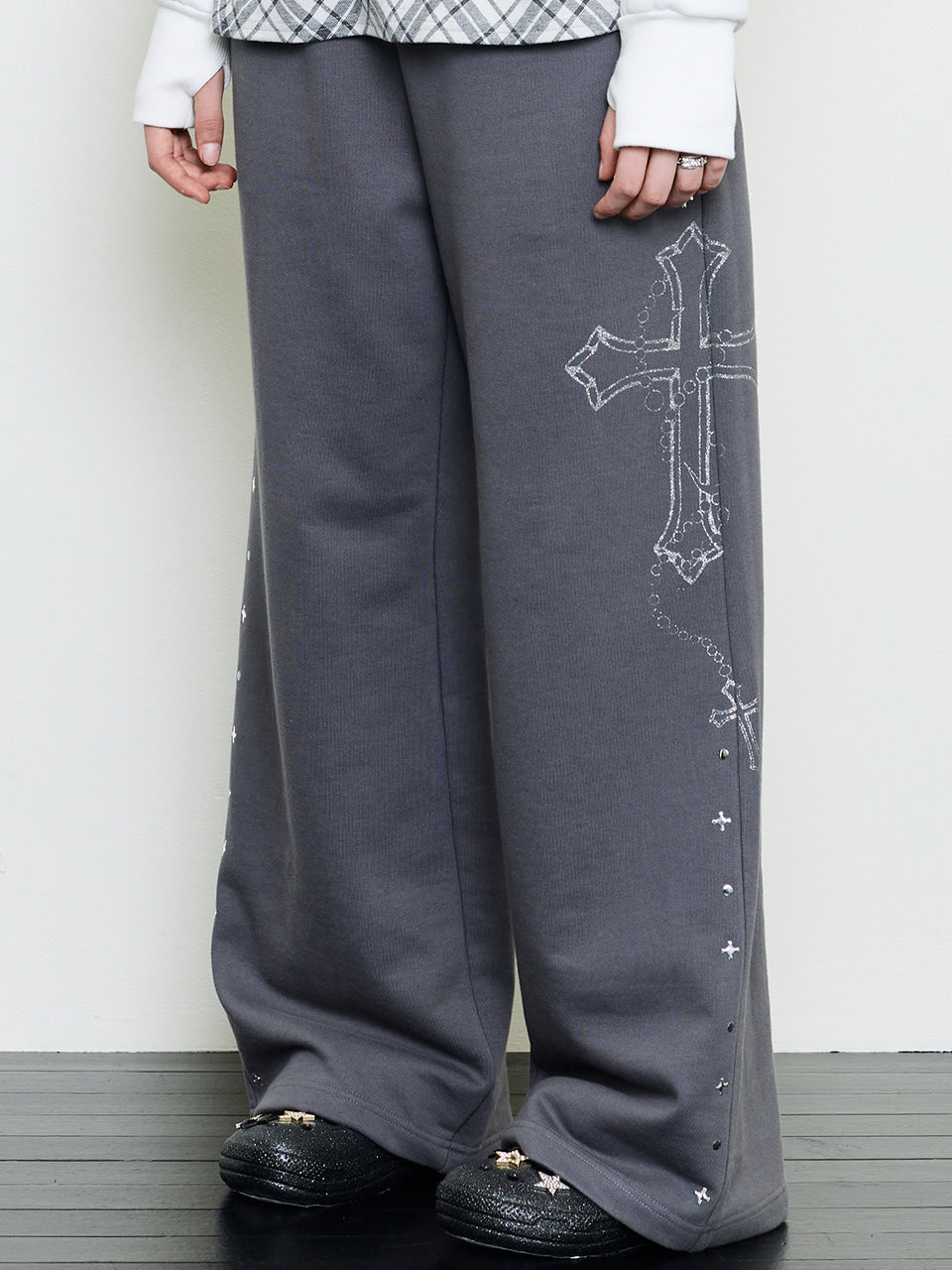 luv-is-true-fw-25-ev-glitter-printed-training-pants-charcoal-charcoal-s