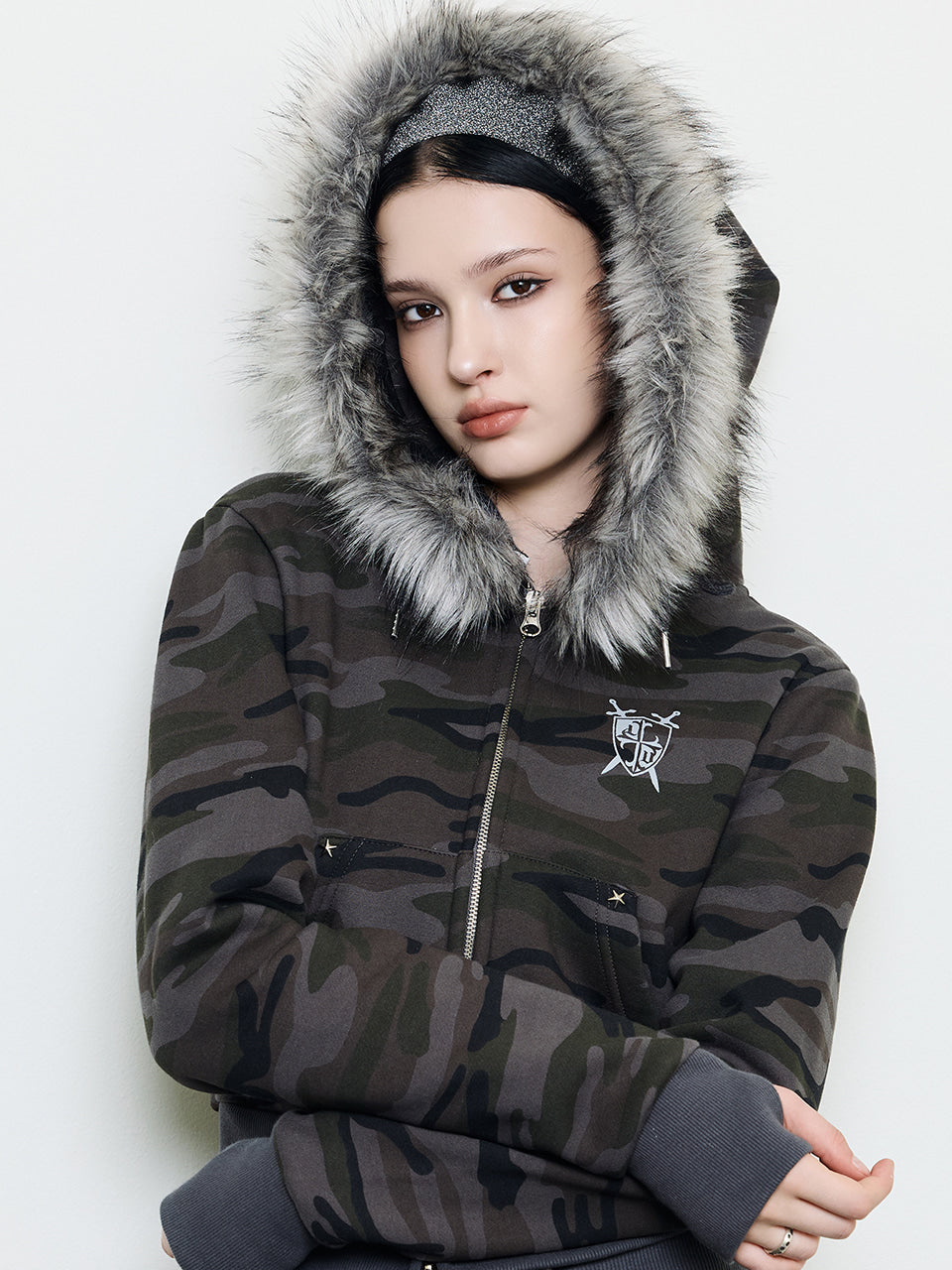 luv-is-true-fw-25-ev-fur-crop-hood-zipup-camo-camo-s