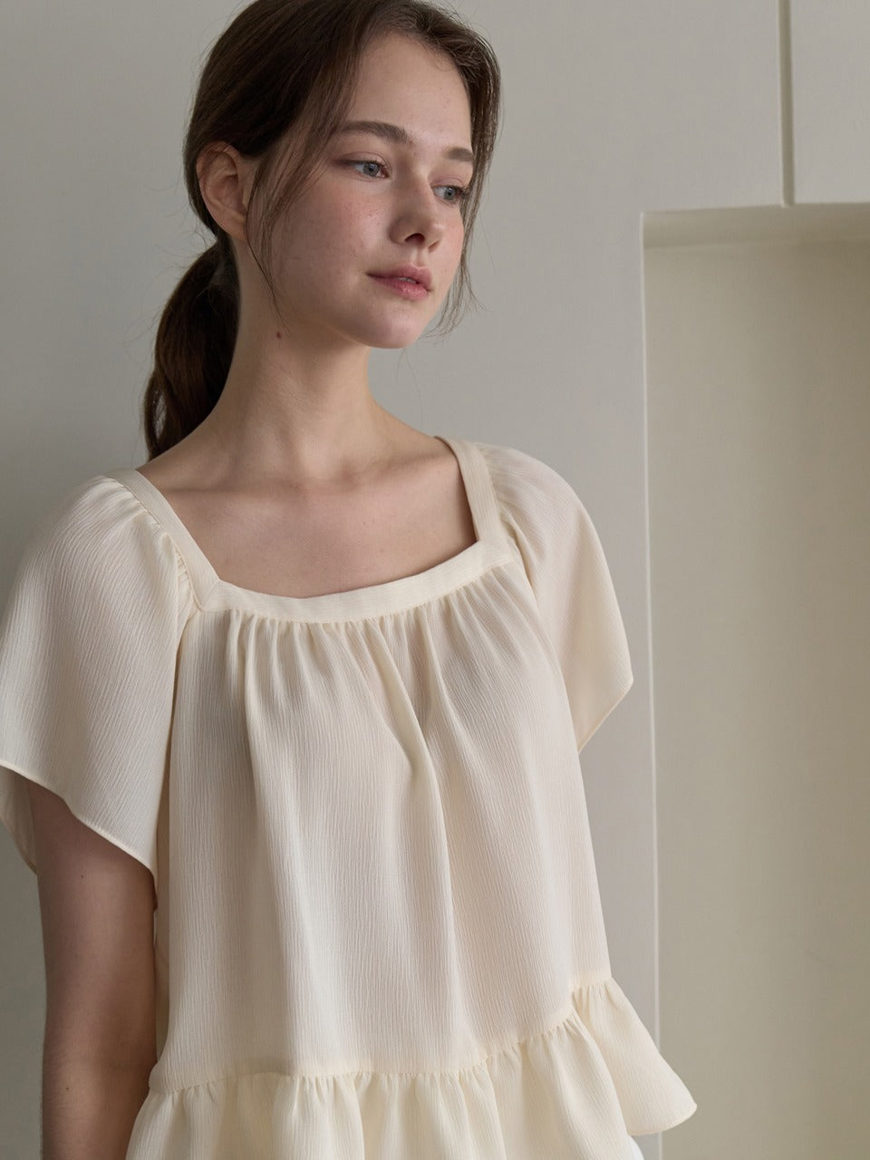 joorti-ss-25-ruffle-half-blouse-vanilla-j1760