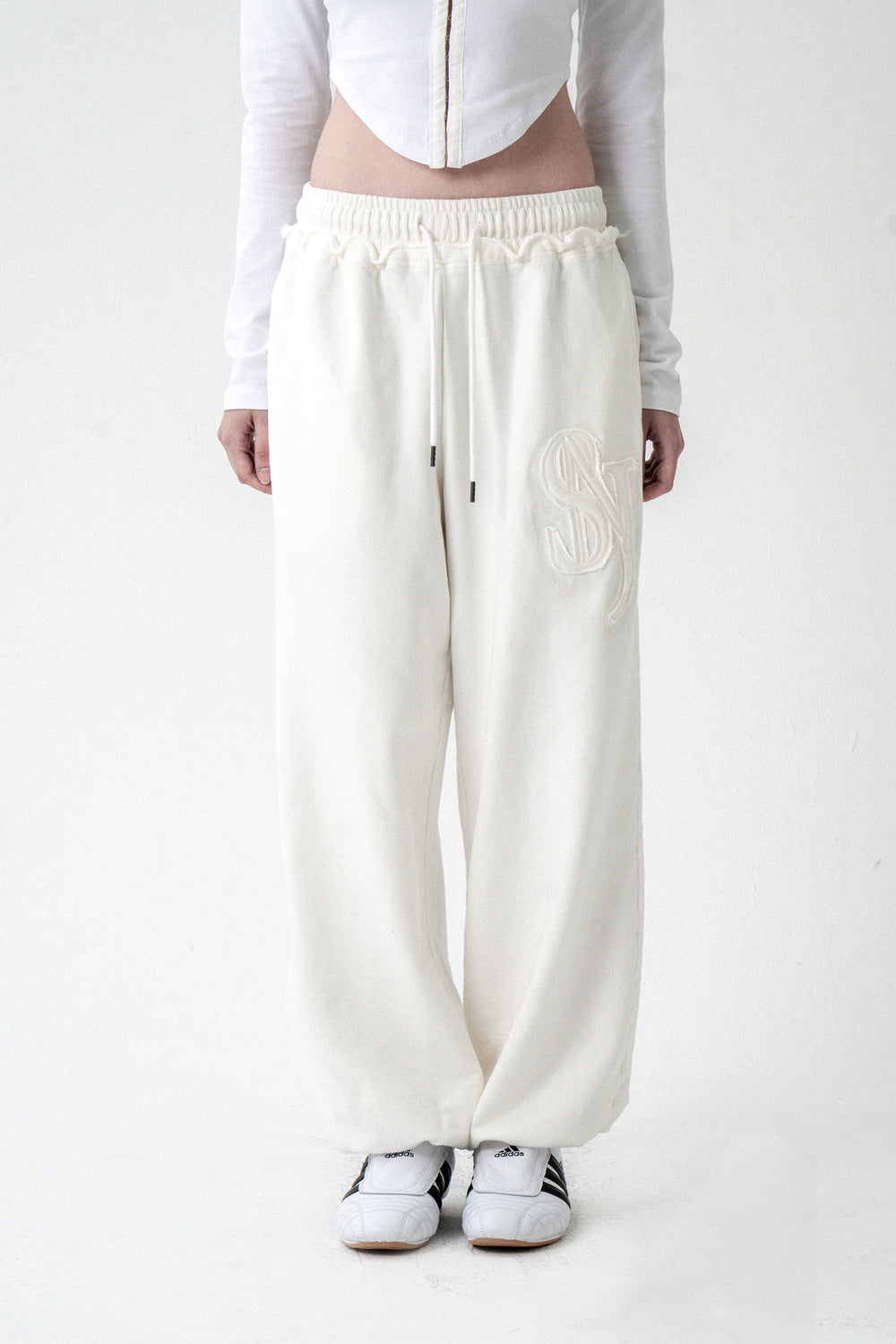 synerjyn-fw-25-patch-cut-off-sweatpants-white-white-s