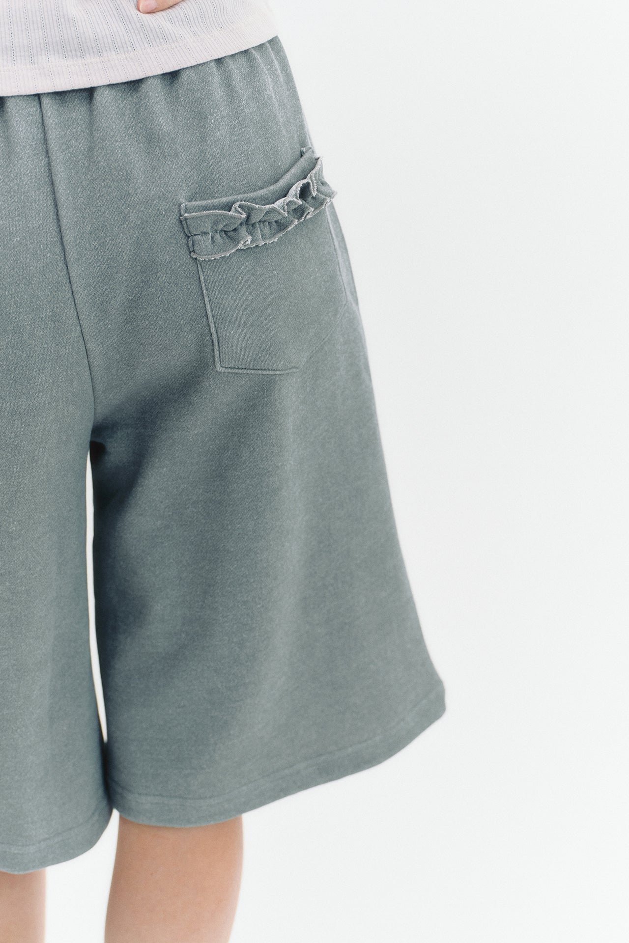 moilly-fw-25-pigment-frill-bermuda-pants-charcoal-charcoal-s